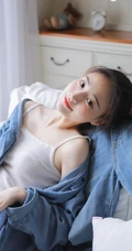 沙发上的背心短裤线条感少女室内写真，期待的惊喜