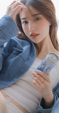 沙发上的背心短裤线条感少女室内写真，期待的惊喜