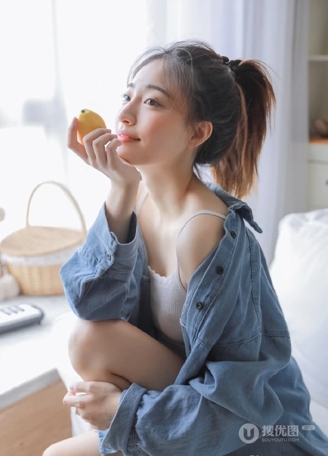 沙发上的背心短裤线条感少女室内写真，期待的惊喜