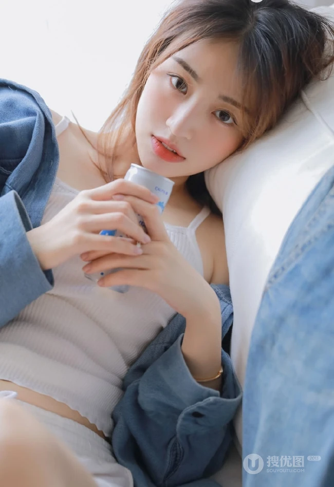 沙发上的背心短裤线条感少女室内写真，期待的惊喜
