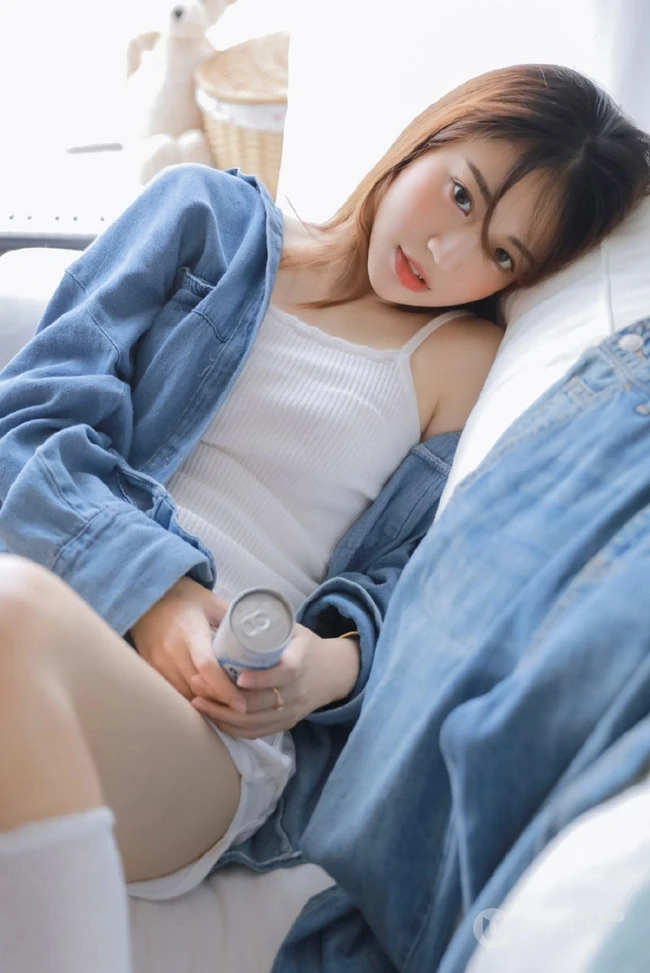 沙发上的背心短裤线条感少女室内写真，期待的惊喜