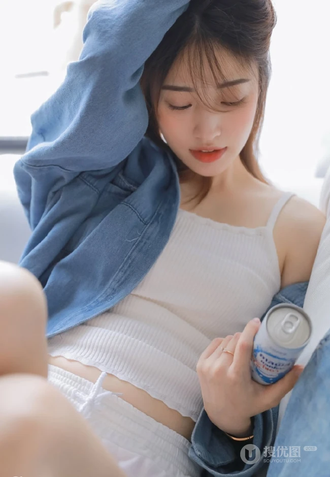 沙发上的背心短裤线条感少女室内写真，期待的惊喜