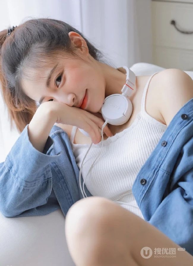 沙发上的背心短裤线条感少女室内写真，期待的惊喜