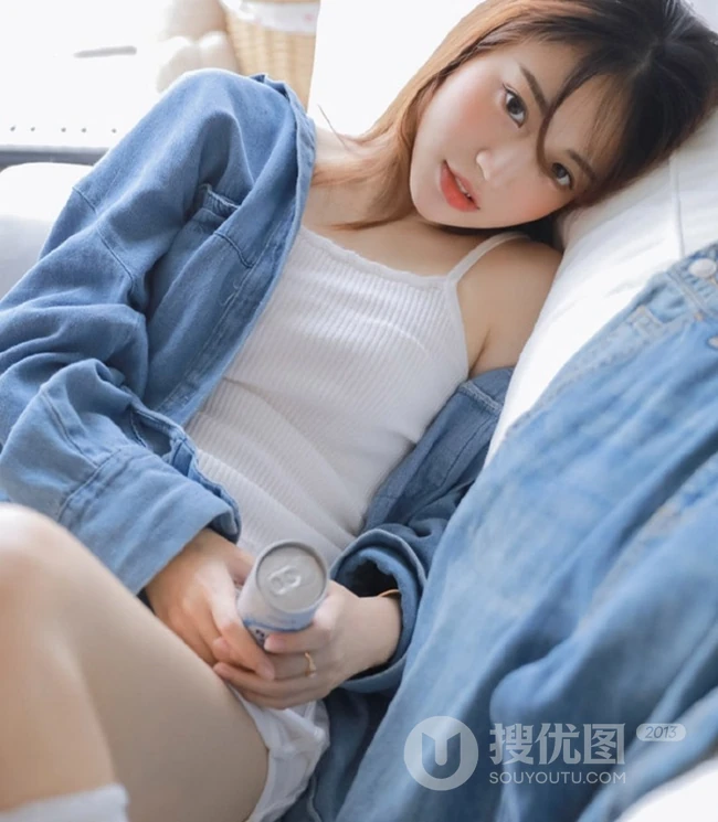 沙发上的背心短裤线条感少女室内写真，期待的惊喜