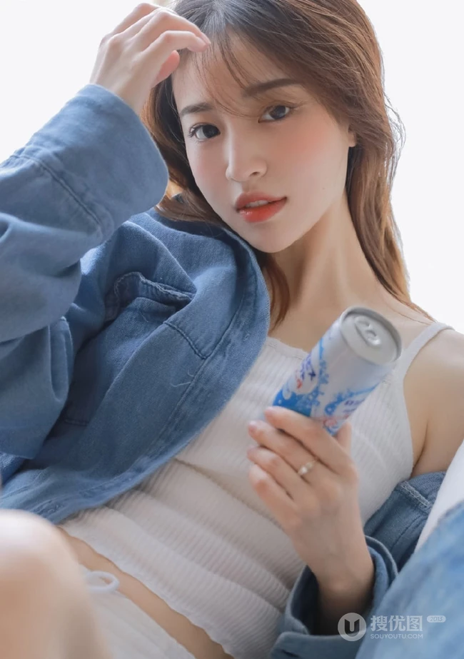 沙发上的背心短裤线条感少女室内写真，期待的惊喜
