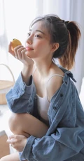 沙发上的背心短裤线条感少女室内写真，期待的惊喜