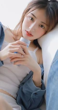 沙发上的背心短裤线条感少女室内写真，期待的惊喜