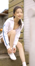 自律也是一种气质，白衣运动装短裤线条少女写真图片