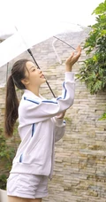 自律也是一种气质，白衣运动装短裤线条少女写真图片