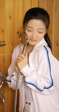 自律也是一种气质，白衣运动装短裤线条少女写真图片