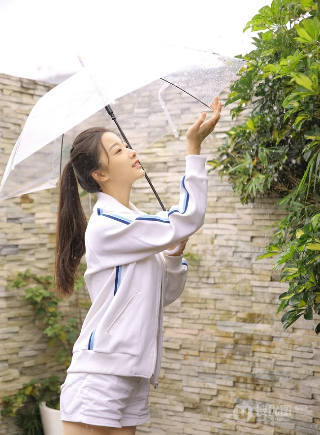 自律也是一种气质，白衣运动装短裤线条少女写真图片