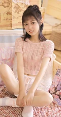 气质的纤细线条，大眼睛，镂空毛衣短裤少女室内写真图片