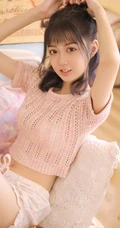 气质的纤细线条，大眼睛，镂空毛衣短裤少女室内写真图片