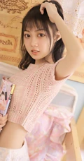 气质的纤细线条，大眼睛，镂空毛衣短裤少女室内写真图片