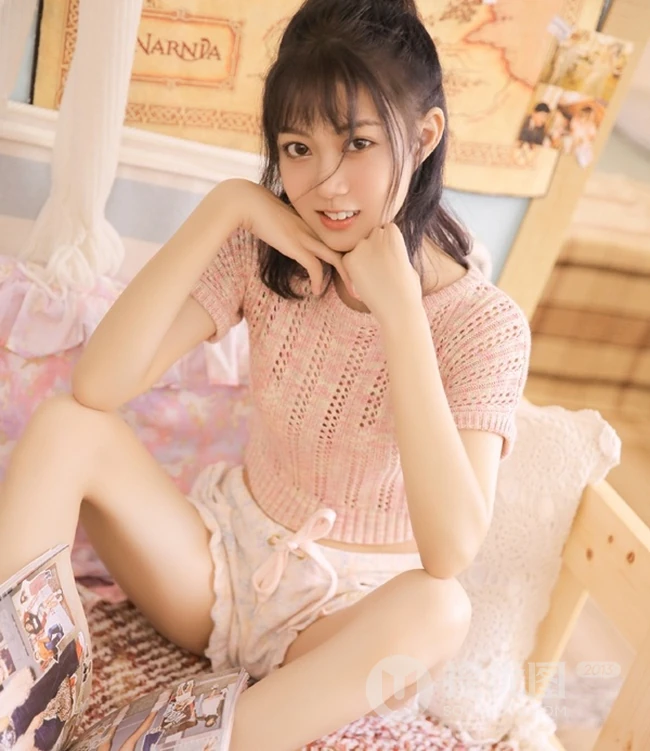 气质的纤细线条，大眼睛，镂空毛衣短裤少女室内写真图片