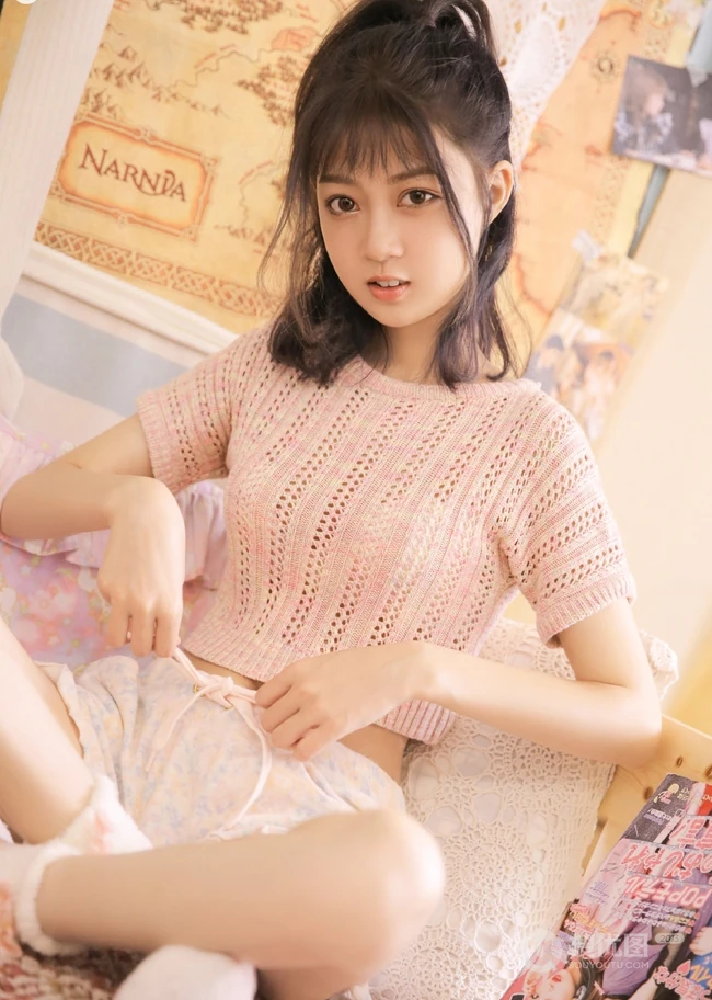 气质的纤细线条，大眼睛，镂空毛衣短裤少女室内写真图片