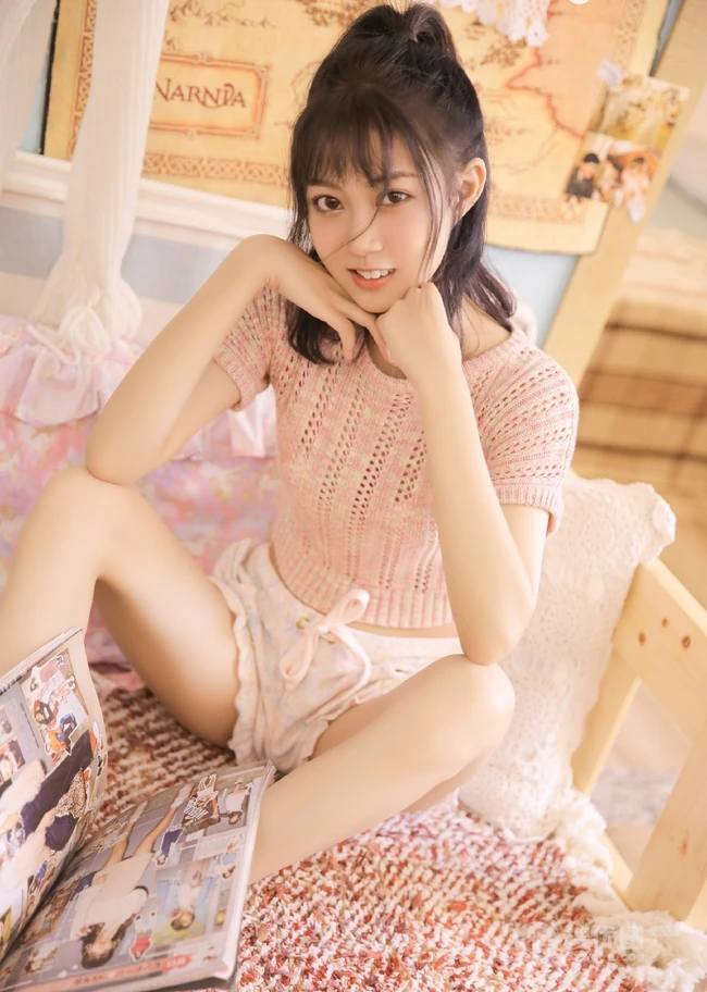 气质的纤细线条，大眼睛，镂空毛衣短裤少女室内写真图片