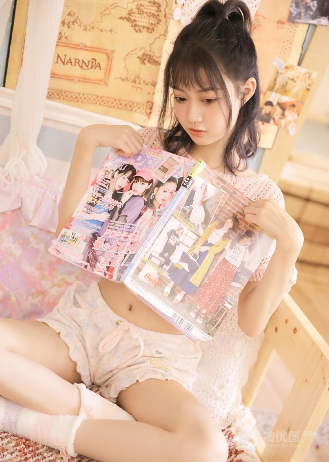 气质的纤细线条，大眼睛，镂空毛衣短裤少女室内写真图片