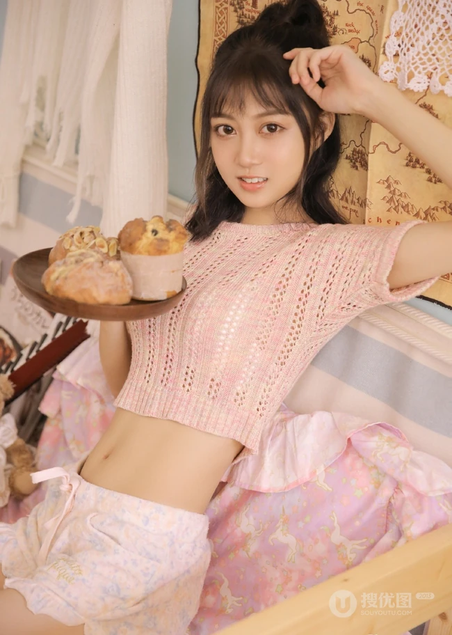 气质的纤细线条，大眼睛，镂空毛衣短裤少女室内写真图片