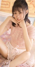 气质的纤细线条，大眼睛，镂空毛衣短裤少女室内写真图片