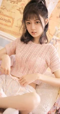气质的纤细线条，大眼睛，镂空毛衣短裤少女室内写真图片