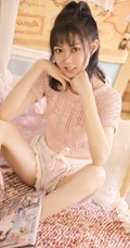 气质的纤细线条，大眼睛，镂空毛衣短裤少女室内写真图片