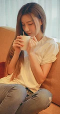 气质长发女生模特季梦 紧身白T牛仔裤室内线条写真图片