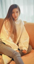 气质长发女生模特季梦 紧身白T牛仔裤室内线条写真图片