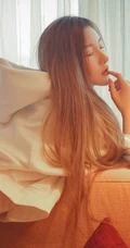 气质长发女生模特季梦 紧身白T牛仔裤室内线条写真图片