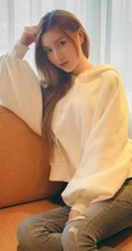 气质长发女生模特季梦 紧身白T牛仔裤室内线条写真图片