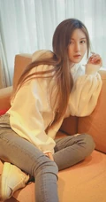 气质长发女生模特季梦 紧身白T牛仔裤室内线条写真图片