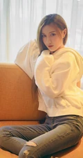 气质长发女生模特季梦 紧身白T牛仔裤室内线条写真图片