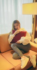 气质长发女生模特季梦 紧身白T牛仔裤室内线条写真图片