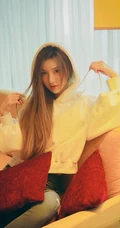 气质长发女生模特季梦 紧身白T牛仔裤室内线条写真图片