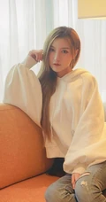 气质长发女生模特季梦 紧身白T牛仔裤室内线条写真图片