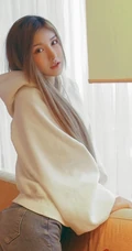 气质长发女生模特季梦 紧身白T牛仔裤室内线条写真图片