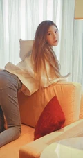 气质长发女生模特季梦 紧身白T牛仔裤室内线条写真图片