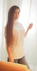 气质长发女生模特季梦 紧身白T牛仔裤室内线条写真图片