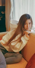 气质长发女生模特季梦 紧身白T牛仔裤室内线条写真图片