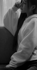 气质长发女生模特季梦 紧身白T牛仔裤室内线条写真图片