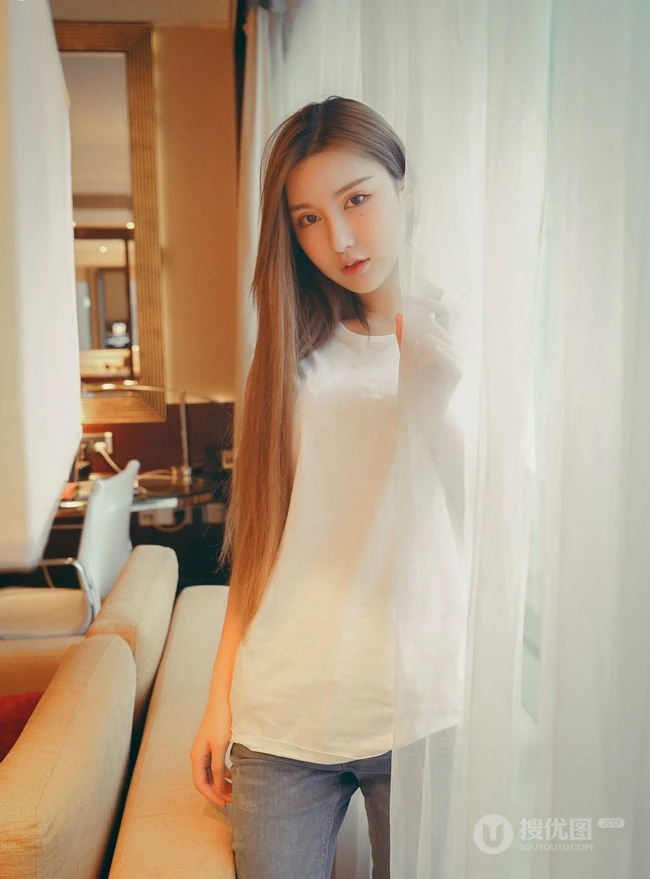 气质长发女生模特季梦 紧身白T牛仔裤室内线条写真图片
