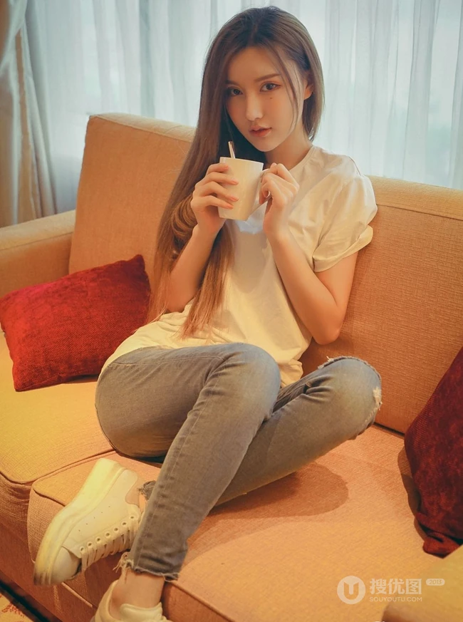 气质长发女生模特季梦 紧身白T牛仔裤室内线条写真图片