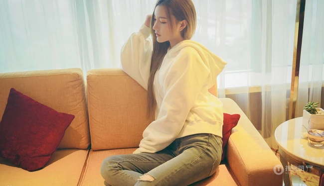 气质长发女生模特季梦 紧身白T牛仔裤室内线条写真图片