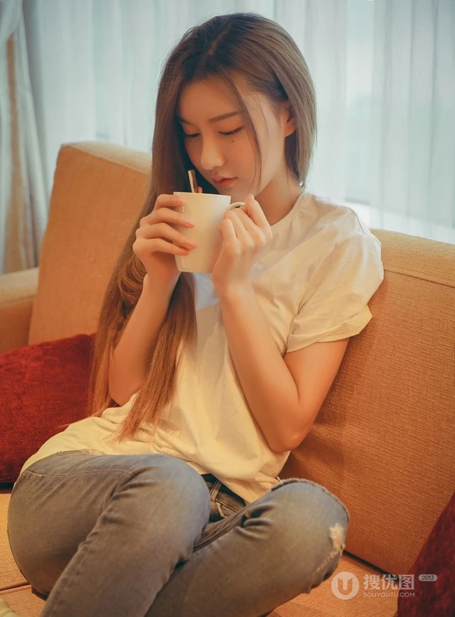气质长发女生模特季梦 紧身白T牛仔裤室内线条写真图片