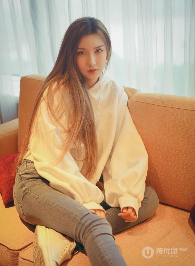 气质长发女生模特季梦 紧身白T牛仔裤室内线条写真图片