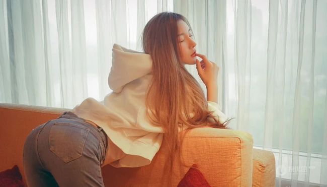 气质长发女生模特季梦 紧身白T牛仔裤室内线条写真图片