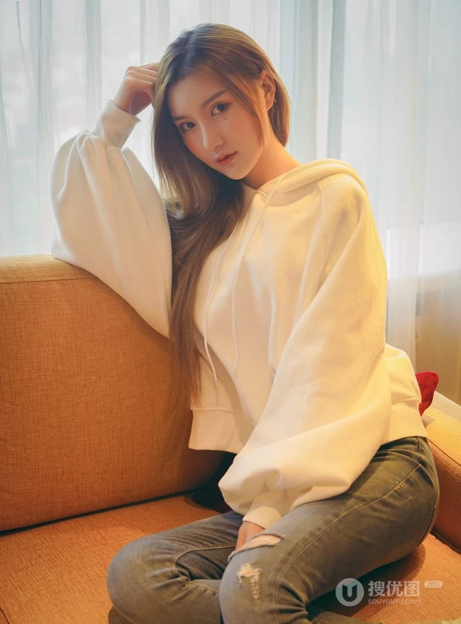 气质长发女生模特季梦 紧身白T牛仔裤室内线条写真图片