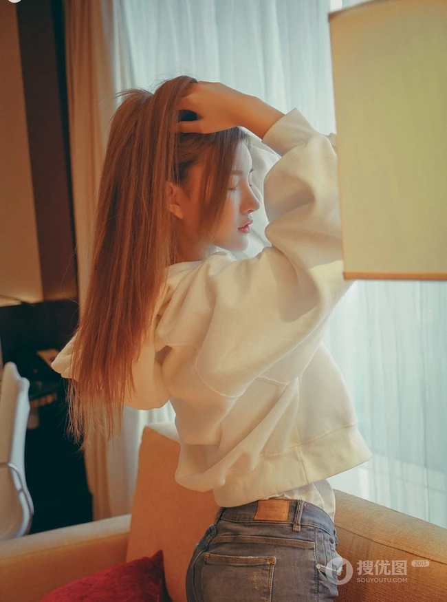 气质长发女生模特季梦 紧身白T牛仔裤室内线条写真图片