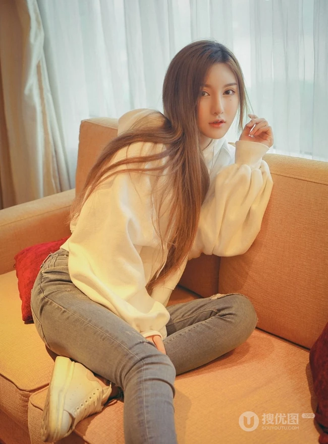 气质长发女生模特季梦 紧身白T牛仔裤室内线条写真图片