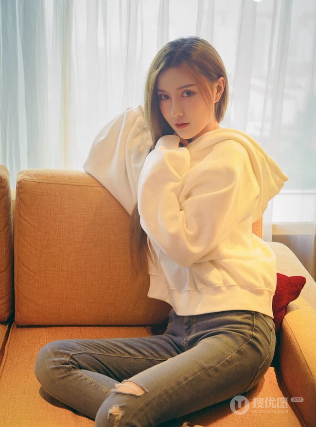 气质长发女生模特季梦 紧身白T牛仔裤室内线条写真图片